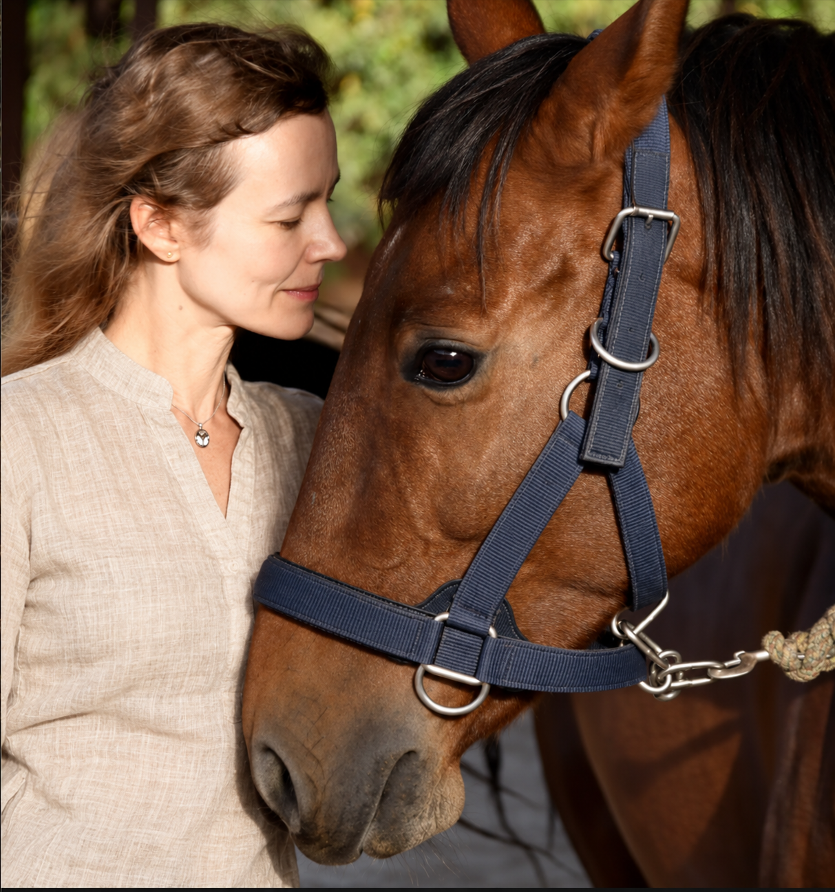 Dr. Kasia Wezowski standing closely beside her mare Luna